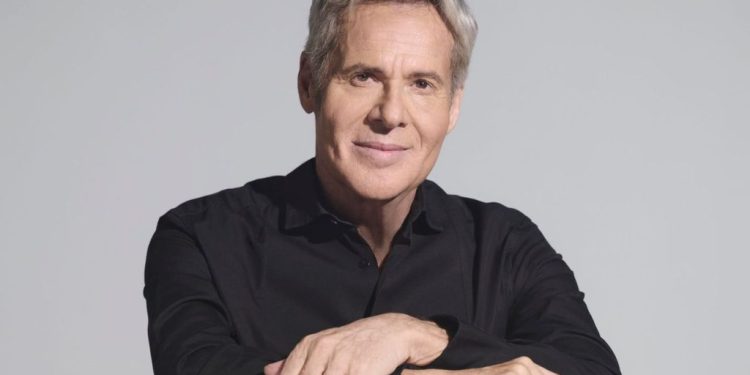 Claudio Baglioni annuncia il “GrandTour la vita è adesso” per l’estate 2026, due in Sardegna: 4 agosto Alghero e 5 agosto a Cagliari