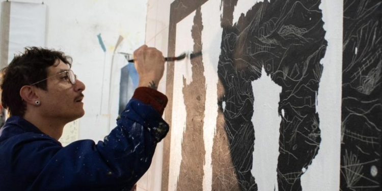 Cagliari, lo street artist Crisa in azione alle Gallerie Ormus