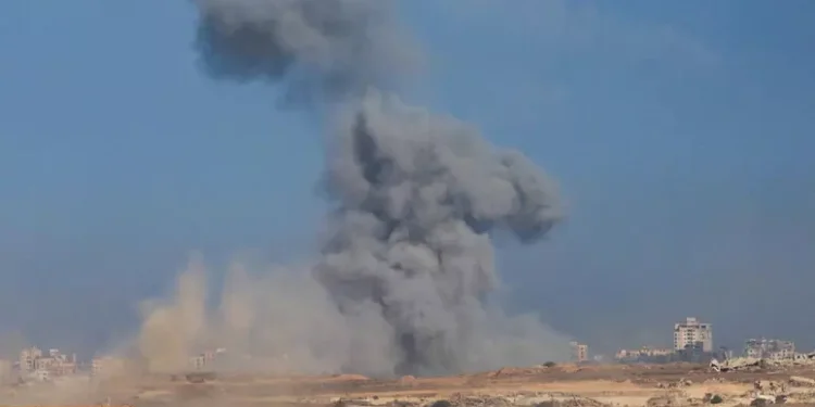 Il sanguinario regime israeliano bombarda ospedale a Gaza: 83 morti dall’alba