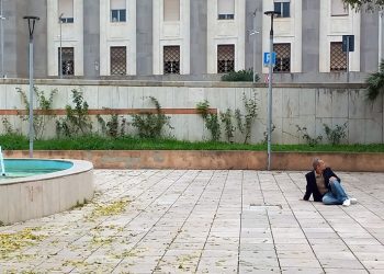 La compagnia Senza Confini Di Pelle a Monte Urpinu (Cagliari) con la performance itinerante “Lo Spettacolo della Società”