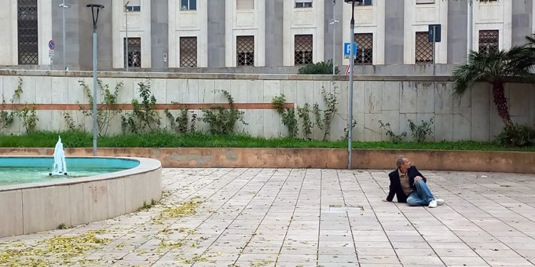 La compagnia Senza Confini Di Pelle a Monte Urpinu (Cagliari) con la performance itinerante “Lo Spettacolo della Società”