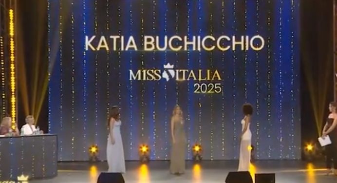Miss Italia, la gaffe della regia che sbaglia cartello e svela il nome della vincitrice in anticipo