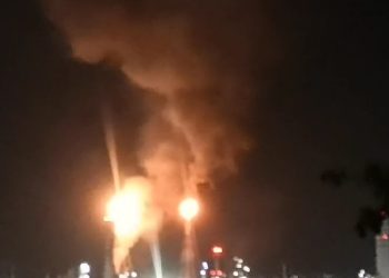 Saras: notte di colonne di fumo nero, fiamme e aria “appestata” a Sarroch