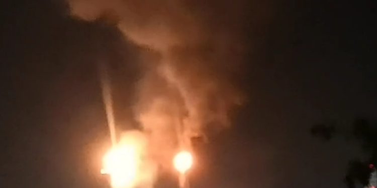 Saras: notte di colonne di fumo nero, fiamme e aria “appestata” a Sarroch