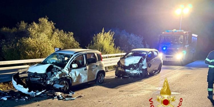 Scontro frontale a Cannigione, cinque persone ferite