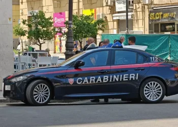 Molesta due minorenni e poi aggredisce i carabinieri, arrestato