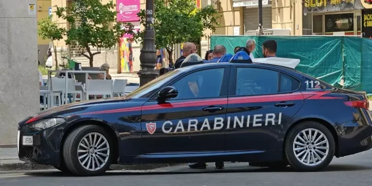 Molesta due minorenni e poi aggredisce i carabinieri, arrestato