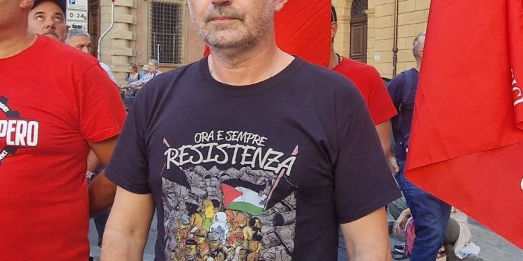 Ha una tshirt Pro-Pal e viene identificato dai poliziotti in stazione: è il segretario Fiom-Cgil