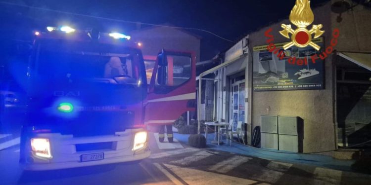 Bar in fiamme a Palau, in azione i Vigili del Fuoco