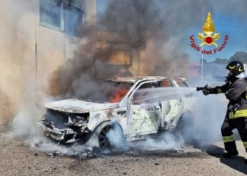 Auto prende fuoco a Tramatza: intervento dei Vigili del Fuoco