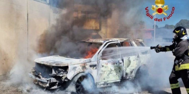 Auto prende fuoco a Tramatza: intervento dei Vigili del Fuoco