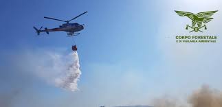 Fuoco a Decimoputzu, in azione l’elicottero del Corpo Forestale