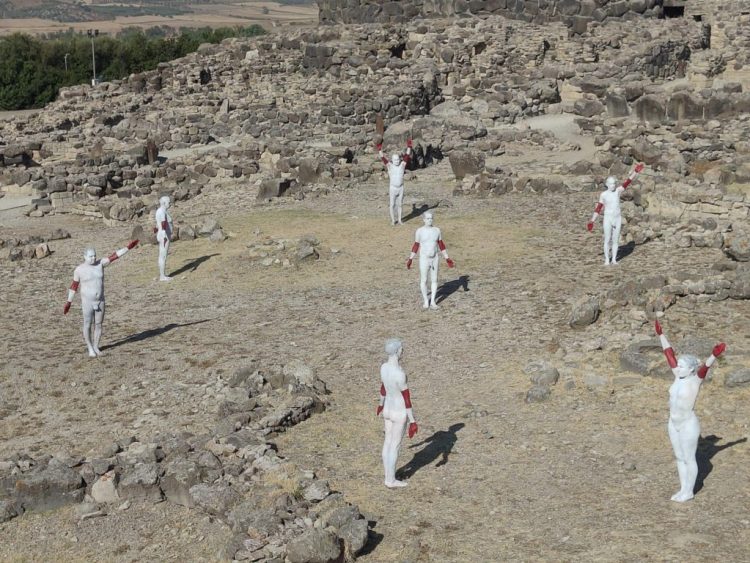 A Su Nuraxi corpi nudi contro l’assalto delle pale eoliche