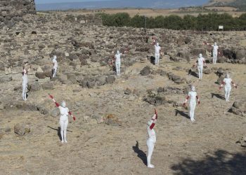 A Su Nuraxi corpi nudi contro l’assalto delle pale eoliche