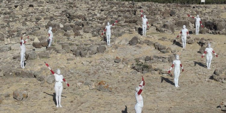 A Su Nuraxi corpi nudi contro l’assalto delle pale eoliche