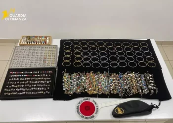 Col pos in spiaggia per far pagare griffe contraffatte