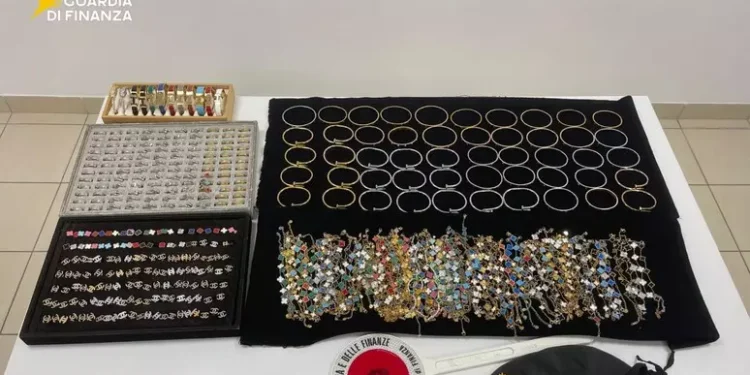 Col pos in spiaggia per far pagare griffe contraffatte