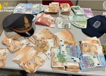 Bloccato in aeroporto a Cagliari con 60mila euro in contanti