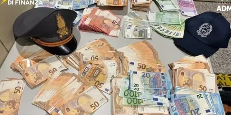 Bloccato in aeroporto a Cagliari con 60mila euro in contanti