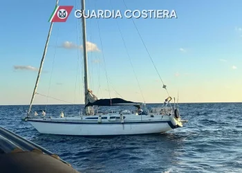 Falla a bordo, soccorsi due velisti a 30 miglia da Cagliari