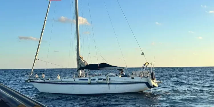 Falla a bordo, soccorsi due velisti a 30 miglia da Cagliari