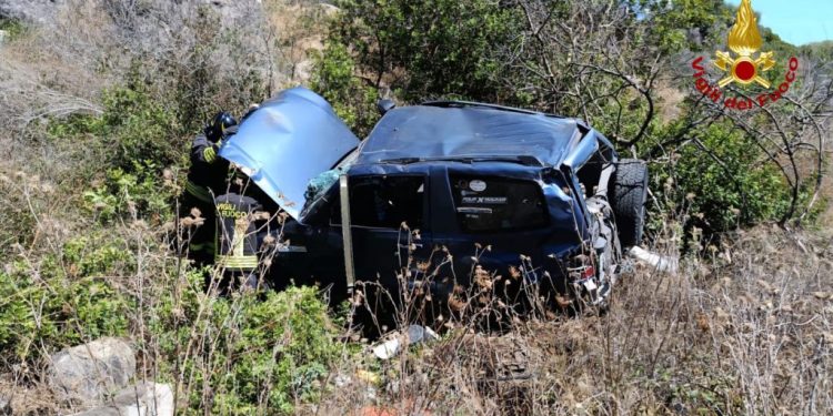 Grave incidente a Orani, con l’ auto si ribalta: un ferito