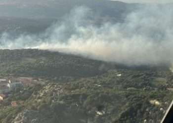 Fiamme a Sagama, sul posto tre elicotteri della Forestale
