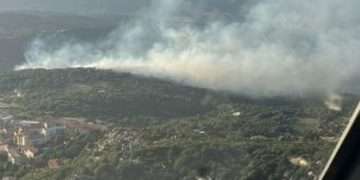 Fiamme a Sagama, sul posto tre elicotteri della Forestale
