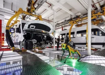 Sale a luglio la produzione industriale, +0,4% su mese