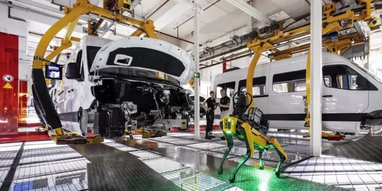 Sale a luglio la produzione industriale, +0,4% su mese