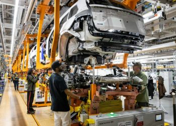 Stellantis, è fuga dall’Italia: in 4 anni persi 10mila posti di lavoro. “Situazione drammatica”