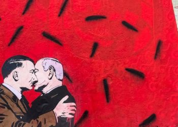 Netanyahu bacia Hitler: il murales di Laika ricompare a Barcellona “dopo la censura in Italia”