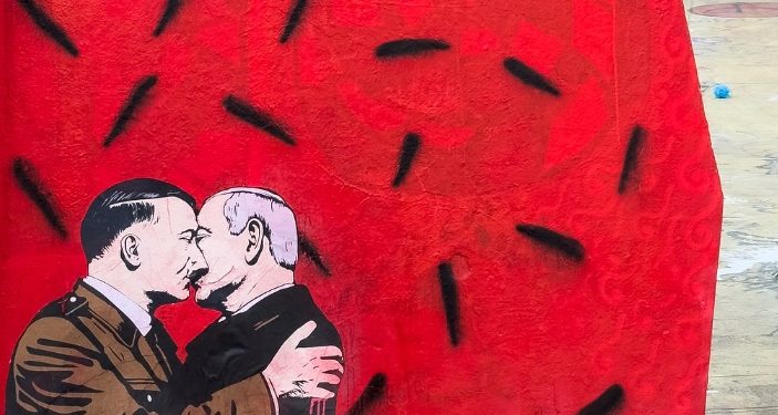 Netanyahu bacia Hitler: il murales di Laika ricompare a Barcellona “dopo la censura in Italia”