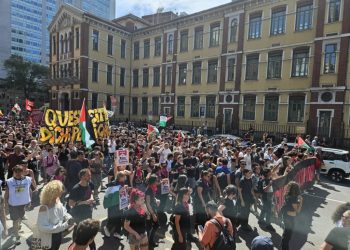 In migliaia a Milano a difesa del Leoncavallo: “Siamo in 50mila, questa città ce la riprendiamo”