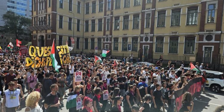 In migliaia a Milano a difesa del Leoncavallo: “Siamo in 50mila, questa città ce la riprendiamo”