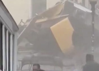 A Lisbona è deragliata la storica funicolare di Glória: almeno 15 persone sono morte