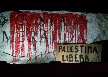 Vernice rossa sulla roccia ‘Costa Smeralda’, protesta pro Palestina
