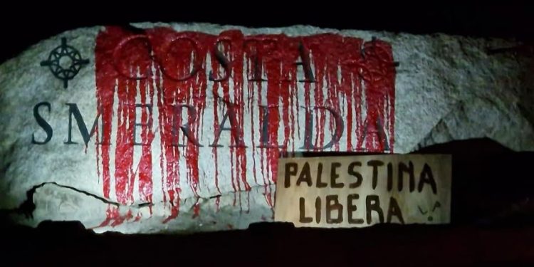 Vernice rossa sulla roccia ‘Costa Smeralda’, protesta pro Palestina