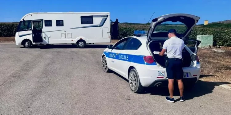 Camper scarica liquami in area protetta, turista sanzionato