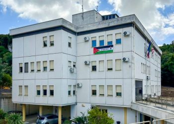 “Stop al genocidio”, striscione per Gaza sulla facciata del Comune di Sennori