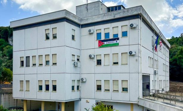 “Stop al genocidio”, striscione per Gaza sulla facciata del Comune di Sennori