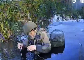 Ennesima buffonata ucraina spacciata per notizia dalla stampa italiana: l’anziano al fronte