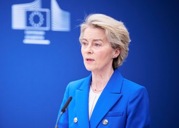 Ue, nuova mozione si sfiducia per la “bugiarda” Ursula von der Leyen