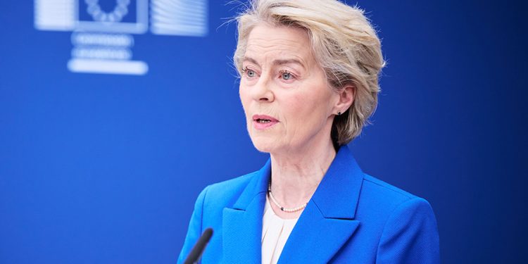 Ue, nuova mozione si sfiducia per la “bugiarda” Ursula von der Leyen