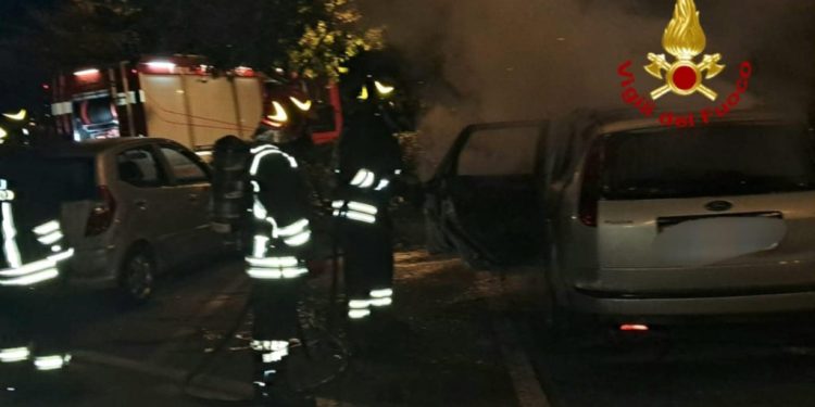 Olbia, auto in fiamme nella notte