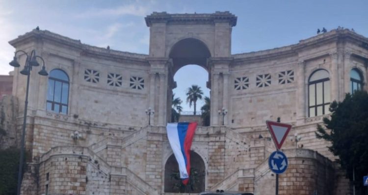 A Cagliari sventola la bandiera della Russia in risposta a Europa Radicale