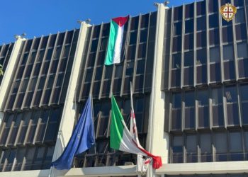 Bandiera palestinese sventola sul palazzo Consiglio regionale