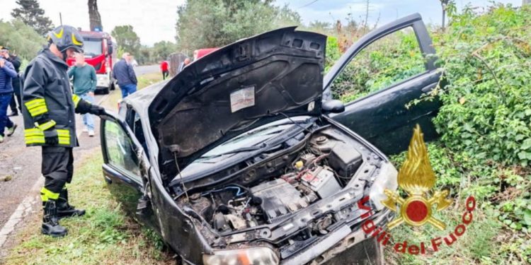 Donigala Fenughedu, perde il controllo dell’auto e finisce fuori strada: uomo estratto dalle lamiere