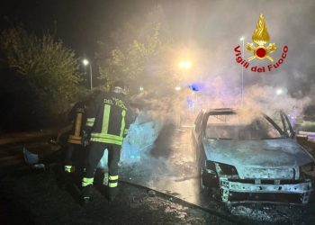 Due auto in fiamme a Macomer: intervento dei Vigili del Fuoco