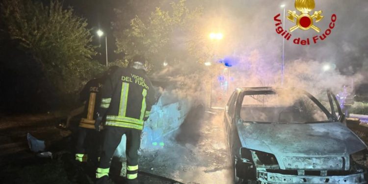 Due auto in fiamme a Macomer: intervento dei Vigili del Fuoco